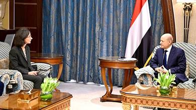 رئيس مجلس القيادة مع السفير الفرنسي لدى اليمن